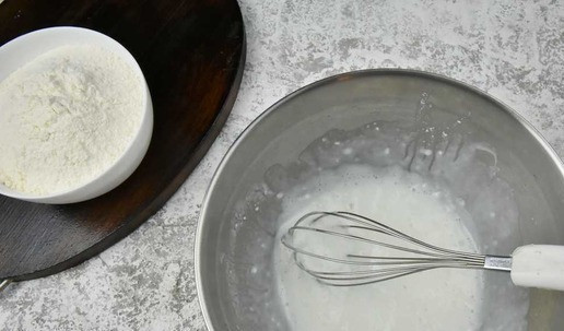 1. Этап. Закуска индилайтовые ножки: В миску переложите йогурт, он не должен быть холодным. поэтому заранее достаньте его из холодильника. В йогурт всыпьте соли, соду и перемешайте.