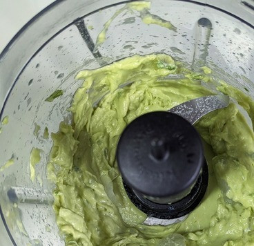 1. Этап. А-ля филиппинский десерт из авокадо: Пробить блендером до однородности. Можно добавить дроблёный лёд.