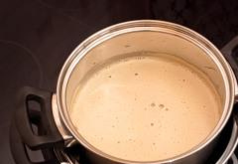 1. Этап. Сливочный кофейный крем: Добавить желатин. Нагревать до тех пор, пока желатин полностью не растворится. Убрать с огня, остудить.