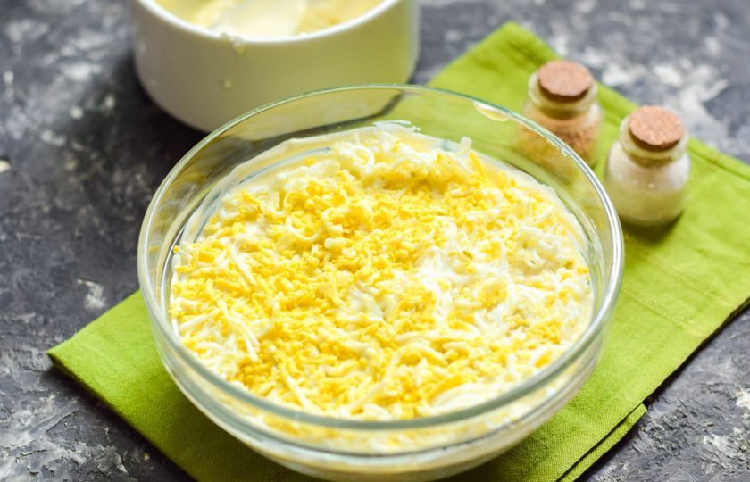 1. Этап. Салат Необыкновенная нежность: Куриное яйцо отварите вкрутую, почистите и натрите на мелкой терке, выложите следующим слоем.