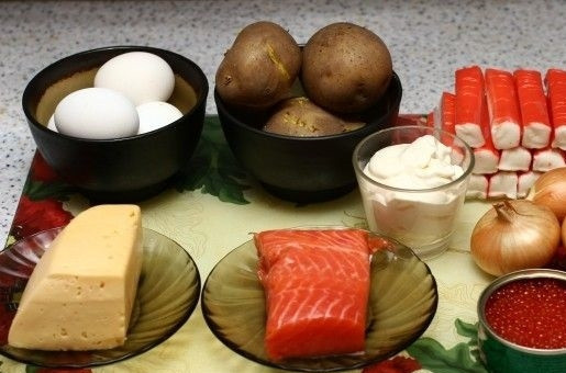1. Этап. Салат с красной рыбой слоями: 1. Чтобы сэкономить время, картофель рекомендую отварить заранее, чтобы он как следует остыл. Яйца сварите вкрутую. Подготовьте все остальные ингредиенты, которые понадобятся, чтобы повторить этот рецепт.