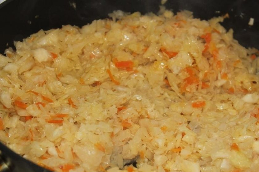 1. Этап. Утка, тушенная с капустой квашеной: 7. Квашеную капусту обжариваю на другой сковороде около 20 минут.