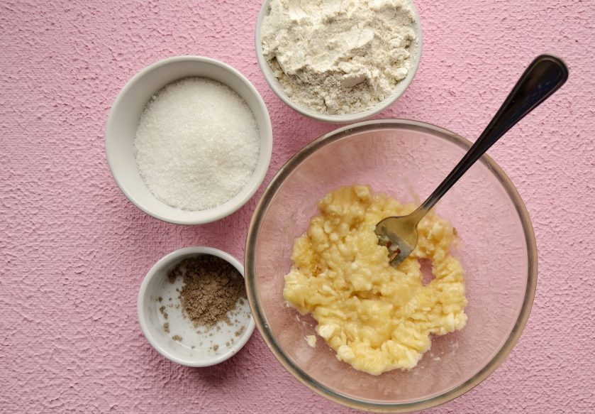 1. Этап. Индийский десерт: Измельчите вилкой бананы в пюре.