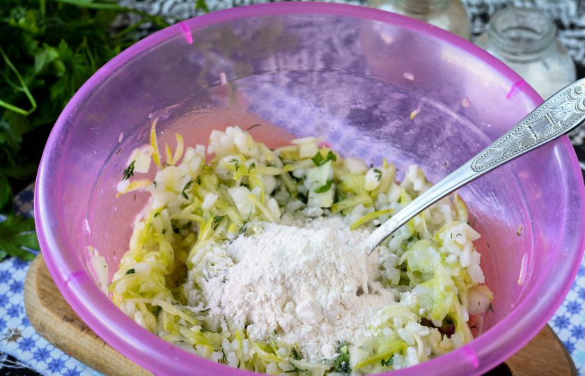1. Этап. Кабачковые оладьи с рисом: Всыпьте пшеничную муку и перемешайте тесто для оладьев. Добавьте соль и перец по вкусу.