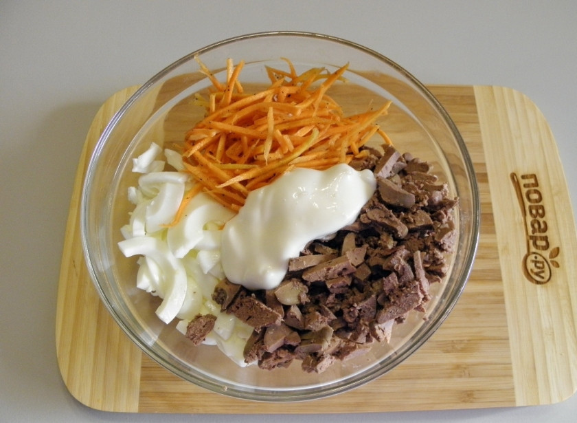 1. Этап. Салат Петушок с корейской морковкой: Заправьте салат майонезом, если нужно — посолите. Перемешайте хорошо.