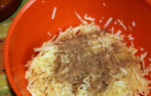 1. Этап. Пирожки с яблоком: Возьмите яблоки и вымойте их. Для пирожков лучше выбирать сладкие и твердые сорта, не перезревшие плоды. Очистите их от кожуры и удалите сердцевину и с семечками. Натрите яблоки на крупной терке и присыпьте их корицей.