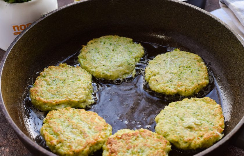 1. Этап. Оладьи из брокколи и кабачков: Сковороду разогрейте и влейте масло, выложите тесто столовой ложкой. Жарьте оладьи на сковороде по 2 минуты с каждой стороны.