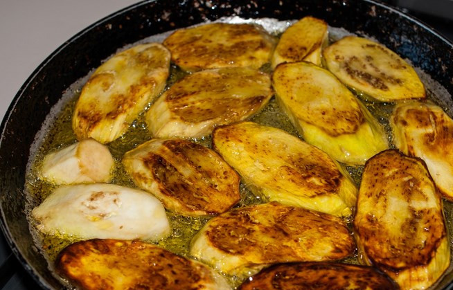 1. Этап. Баклажаны жареные с кинзой: До золотистого цвета.