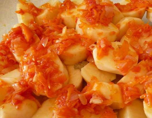 1. Этап. Жаркое с баклажанами и картошкой: В форму для запекания выложите крупно порезанный картофель, на него половину овощной заправки.