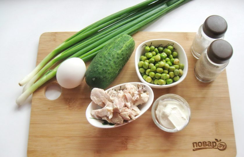 1. Этап. Салат с курицей, зеленым горошком и огурцом: Подготовьте ингредиенты для приготовления салата.