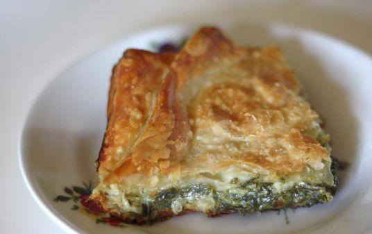 1. Этап. Спанакопита с щавелем: Выпекать спанакопиту следует недолго, потому что начинка уже готова. Важно, чтоб было готово тесто. Когда пирог подрумянится, можно его доставать и подавать к столу.