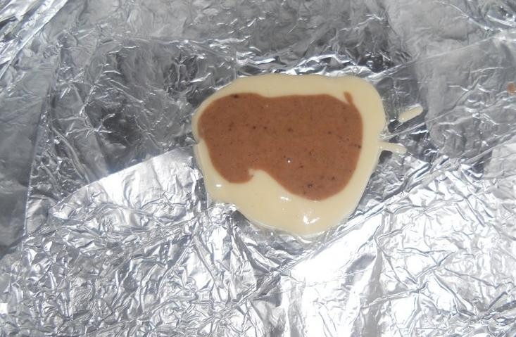 1. Этап. Торт Зебра на кефире: Форму для выпечки застелите фольгой и смажьте сливочным маслом. В центр налейте немного белого теста, потом темного.