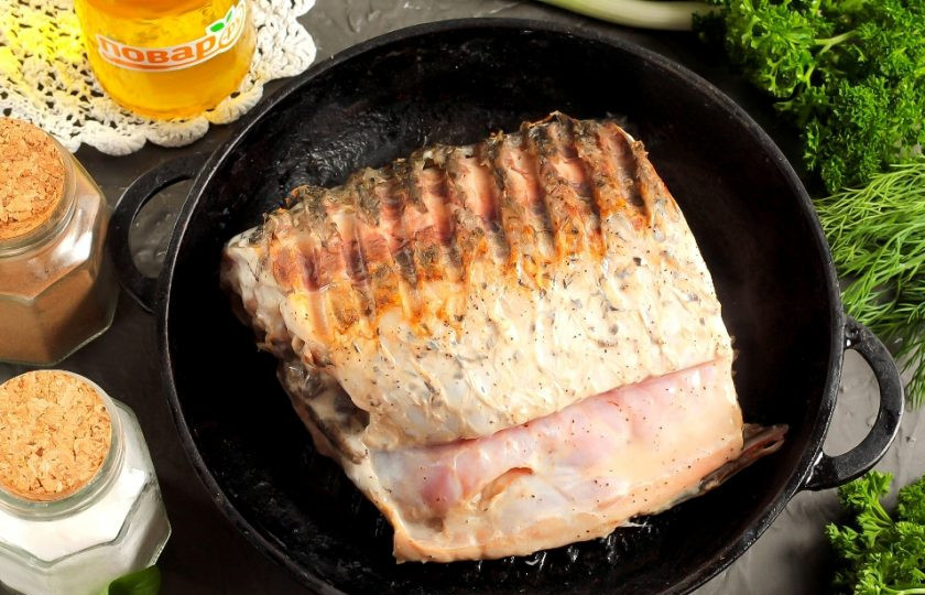 1. Этап. Карп на сковороде-гриль: Разогрейте сковороду-гриль и влейте в нее растительное масло. Дождитесь, пока оно хорошо прогреется и выложите рыбу. Если масло прогреется плохо, то кожа карпа прилипнет к ребрам сковороды! Обжарьте рыбу на каждой стороне по 3-4 минуты до румяных подпалин. Когда перевернете карпа на другую сторону, то убавьте нагрев и накройте емкость крышкой, чтобы рыба пропарилась внутри.