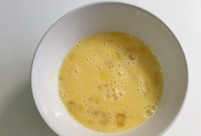 1. Этап. Домашний омлет с овощами: 3. Тем временем разбейте в миску яйца, посолите и поперчите, размешайте.