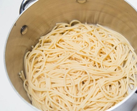 1. Этап. Макароны с мясом и овощами: Макароны сварим согласно инструкции, сливаем воду и добавим к ним ложку оливкового масла. Перемешаем.