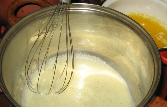 1. Этап. Соус для горбуши: Когда соус начнет белеть его тот час же необходимо снять с водяной бани и продолжать взбивать, пока он не остынет.