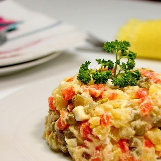 Салат Оливье с индейкой