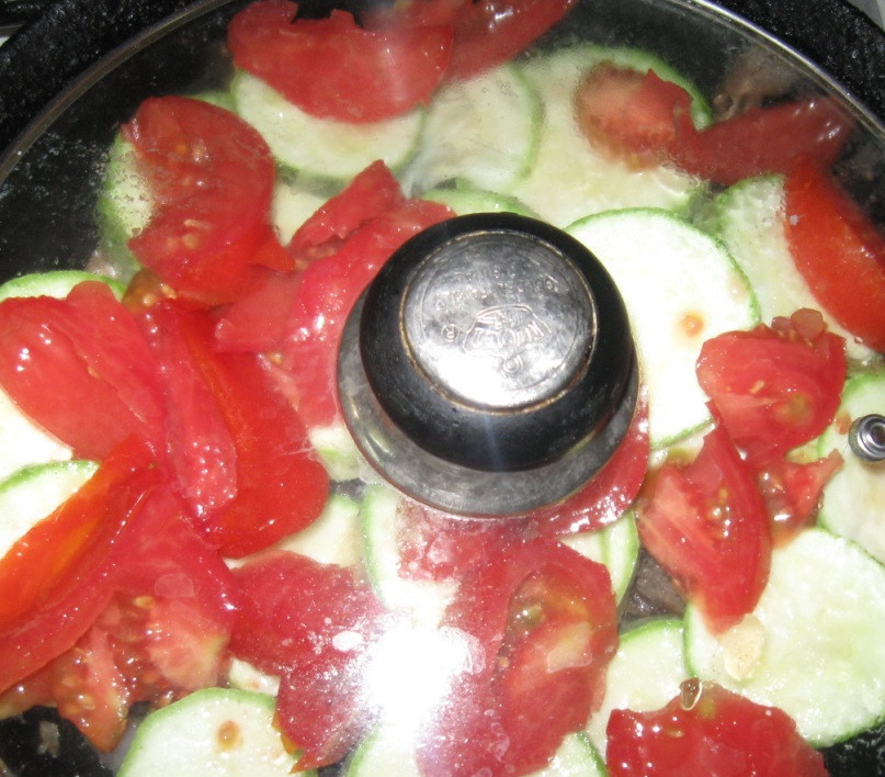 1. Этап. Свинина с баклажанами и кабачками: 5. В конце отправляем помидоры, выдавливаем чеснок и тушим еще около 7 минут, после чего можно залить 150 гр воды и довести до готовности наше мясо с овощами.