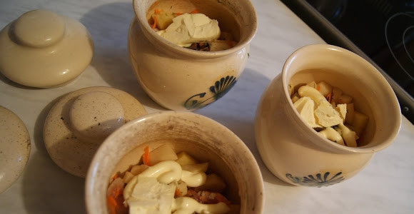 1. Этап. Индейка с картошкой в горшочке: В каждый горшочек кладем немного сливочного масла и майонез.