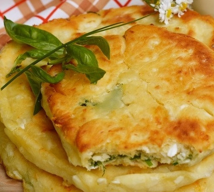 1. Этап. Сырные лепешки с ветчиной: Жарим лепешки до готовности на сковороде.