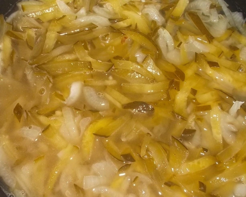 1. Этап. Солянка традиционная: 4. К поджаренному луку всыпаю порезанные соленые огурцы, перемешиваю и вливаю стакан рассола, готовлю до полного испарения жидкости.