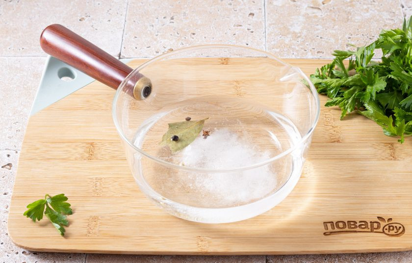 1. Этап. Капуста пряная: Для маринада добавьте в воду соль, сахар, уксус, растительное масло, гвоздику, лавровый лист и перец горошком. Доведите до кипения и приварите, чтобы соль и сахар полностью растворились.