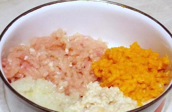 1. Этап. Тефтели с тыквой: Пропускаем через мясорубку тыкву, репчатый лук и вымоченный в молоке или воде батон. Добавляем куриный фарш и тщательно перемешиваем.