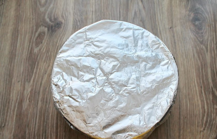 1. Этап. Мясо запеченное с фруктами: Достаньте форму из духовки и влейте красное вино. Закройте форму фольгой.