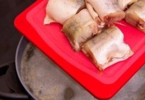 1. Этап. Суп из минтая: А затем нарезанный на куски минтай.