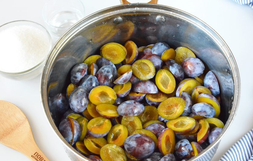 1. Этап. Варенье из сливы без косточек: Выложите сливы в большую кастрюлю с толстым дном или в глубокий таз для варки варенья.