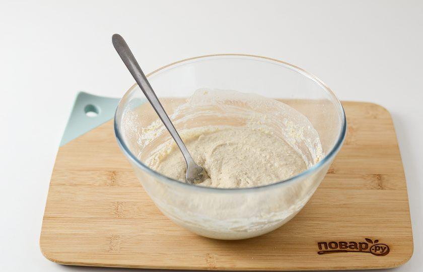 1. Этап. Овсяные оладьи: Добавьте в банановое пюре молоко, овсяную и пшеничную муку, сахар, соль и разрыхлитель. Перемешайте до однородной консистенции.