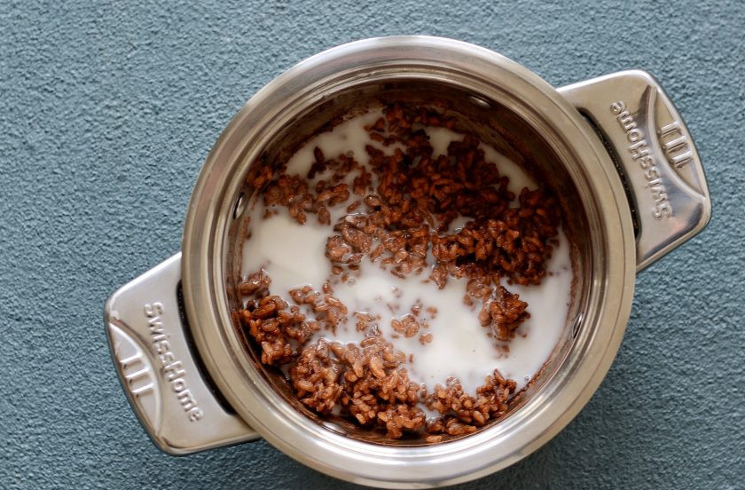 1. Этап. Шоколадная рисовая каша: Когда каша будет готова, влейте сливки, перемешайте.