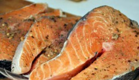 1. Этап. Запеченная семга в мультиварке: Добавляем специи, натираем ими рыбу. Присыпаем стейки солью и выжимаем на рыбу лимонный сок. Оставляем на 10 минут, чтобы пропиталось.