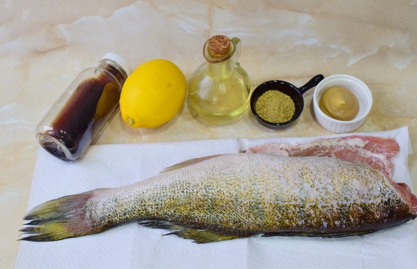 1. Этап. Судак с лимоном в фольге: Перед началом приготовления подготовьте необходимые ингредиенты. Рыбу можно взять любого размера, главное, чтобы она поместилась в духовку. Очистите рыбу от чешуи, отрежьте голову.