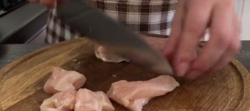 1. Этап. Ужин на всю семью за 25 минут: 1. Капусту разрежьте на соцветья, филе нарежьте кубиками. В форму для выпечки выложите капусту, сверху выложите мясо и полейте соевым соусом. Лук нарежьте мелкими кубиками, а чеснок измельчите ножом.