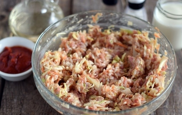 1. Этап. Ленивые голубцы по-московски: 7. Перемешайте все хорошенько и по вкусу посолите и поперчите.