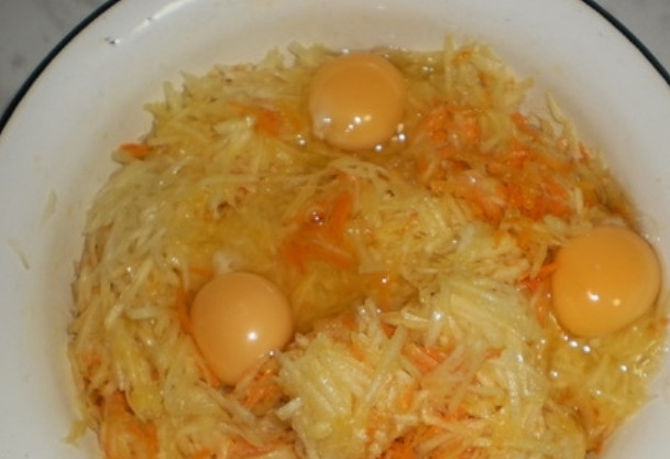 1. Этап. Котлеты из моркови и кабачков: Смешайте кабачок и морковь, добавьте яйца.