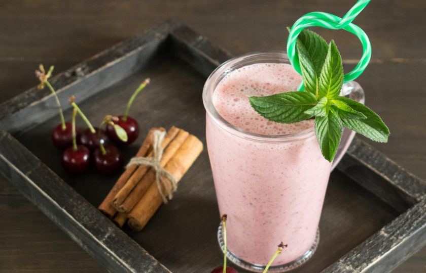 1. Этап. Смузи с вишней и корицей: Разлейте смузи по стаканам и украсьте листиками мяты. Приятного аппетита!