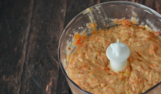 1. Этап. Мясной пудинг с полентой и овощами: В кухонном процессоре измельчите сначала овощи. А затем добавьте фарш и влейте немного воды. И всё вместе измельчите до однородного состояния.