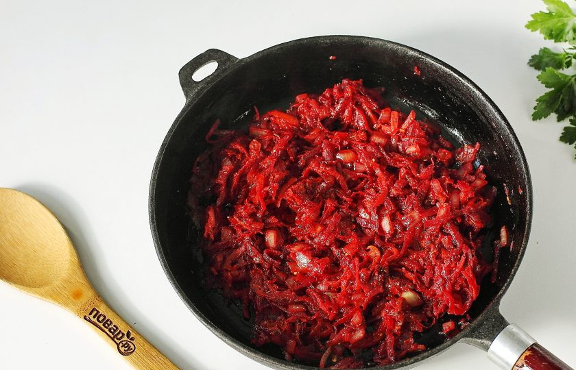 1. Этап. Борщ с горохом: Обжарьте все вместе еще в течение 2-3 минут.