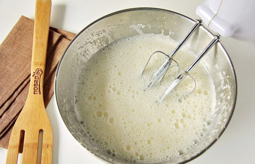 1. Этап. Шоколадный кекс на кефире: Добавьте кефир и взбейте все еще раз.