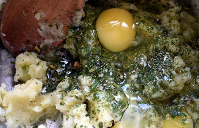 1. Этап. Закусочные картофельные вафли: Смешайте простое картофельное пюре с яйцами и растертым в ладонях сушеным зеленым луком. Добавьте растительное масло и перемешайте. Пюре не должно быть жидким, просто растолченная картошка, немного заправленная молоком и маслом.