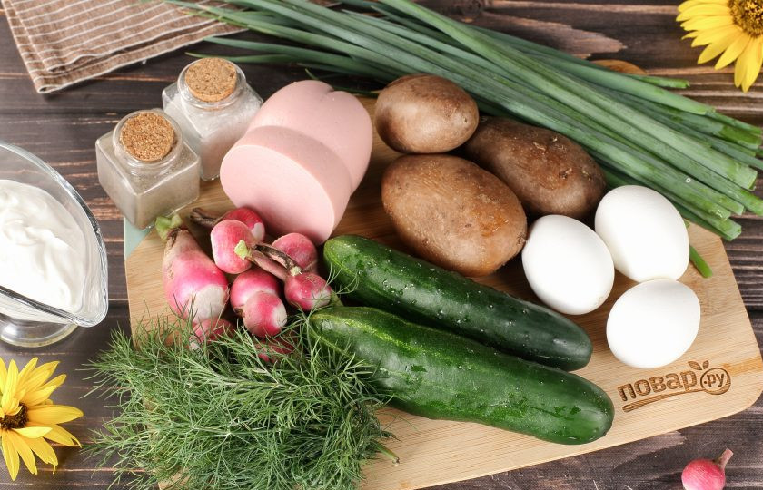 1. Этап. Классическая окрошка с уксусом: Подготовьте все ингредиенты. Картофель и яйца заранее отварите и дайте остыть.