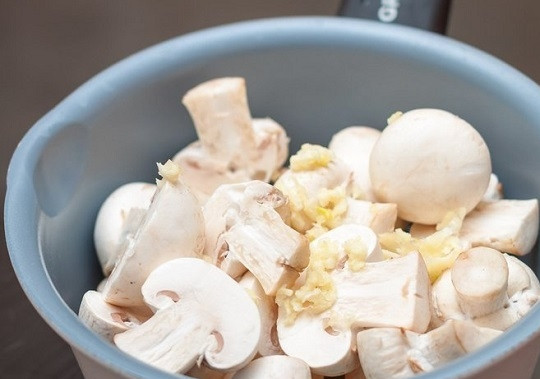 1. Этап. Маринованные шампиньоны за 7 минут: 3. Выложите шампиньоны в маринад, добавьте пропущенный через пресс чеснок.