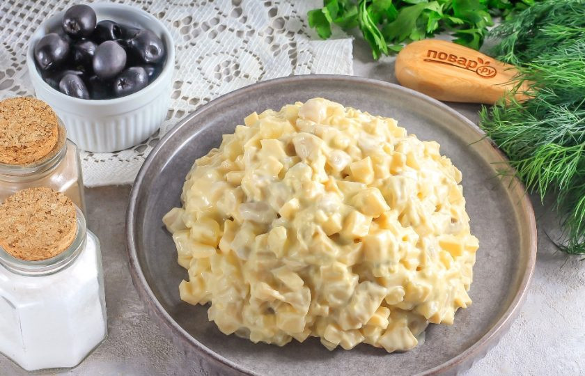 1. Этап. Салат с ананасами на Новый год Кролика 2023: Выложите его горкой на плоскую тарелку и округлите.