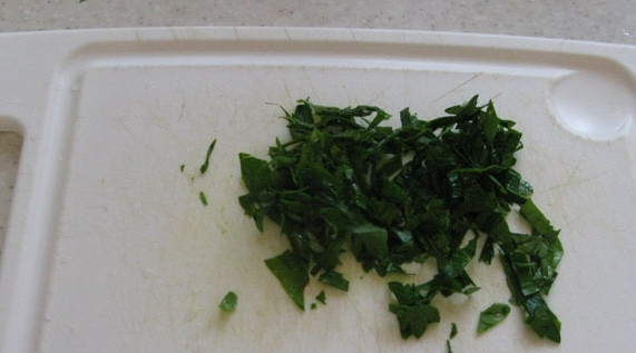 1. Этап. Кабачки тушеные с мясом: Свежую петрушку нарезаем мелко.