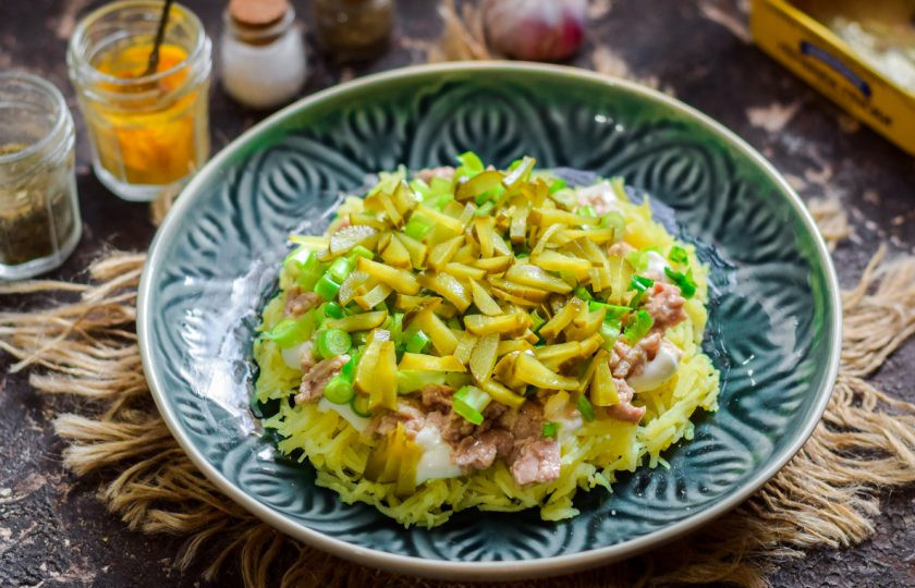 1. Этап. Салат из печени трески слоеный: Маринованные огурцы также постарайтесь нарезать мелко. Уложите огурцы следующим слоем.