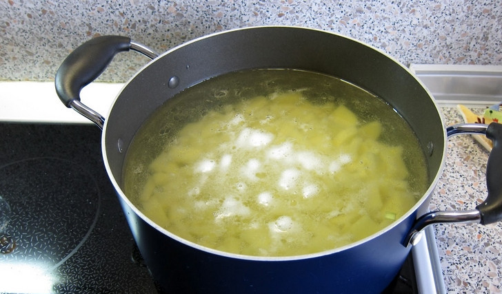 1. Этап. Солянка с маслинами: Опускаем в кипящую подсоленную воду картофель, очищенный и порезанный кубиками.