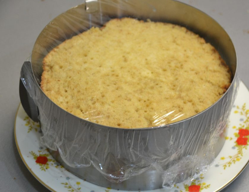 1. Этап. Мандариновый торт на Новый год: Накройте третьим коржом, затяните пищевой пленкой, поставьте в холодильник на 6-8 часов.