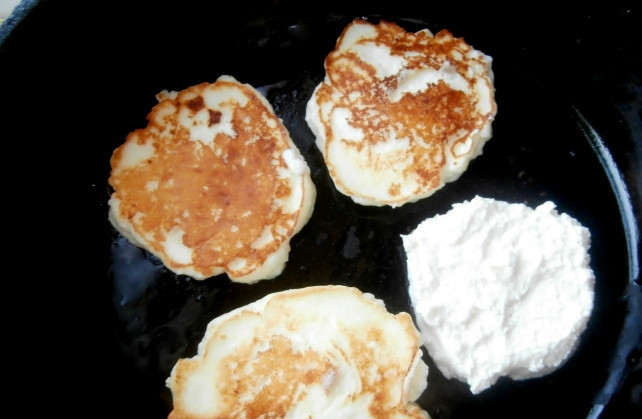 1. Этап. Воздушные сырники из творога: 2. Перемешаем до однородности, а потом просто прогреваем сковородку и выкладываем понемногу теста, обжарим с двух сторон наши сырники.